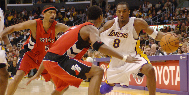 Kobe Bryant durante la partita degli 81 punti contro i Toronto Raptors (AP Photo/Matt A. Brown)