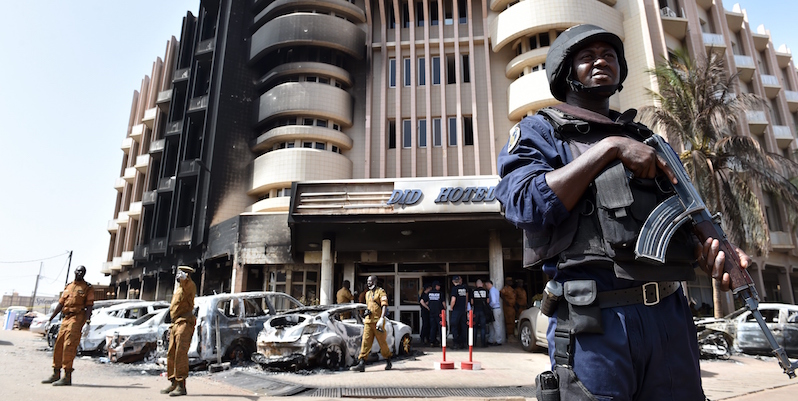 Un poliziotto di fronte all'Hotel Splendid a Ouagadougou, dopo l'attentato (ISSOUF SANOGO/AFP/Getty Images)