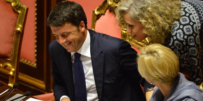 Il presidente del Consiglio, Matteo Renzi, parla con la senatrice Pd Monica Cirinn‡ durante le dichiarazioni di voto sulle sue comunicazioni in Senato, in merito al prossimo consiglio europeo del 15 e 16. Roma, 14 ottobre 2015. ANSA / MAURIZIO BRAMBATTI,