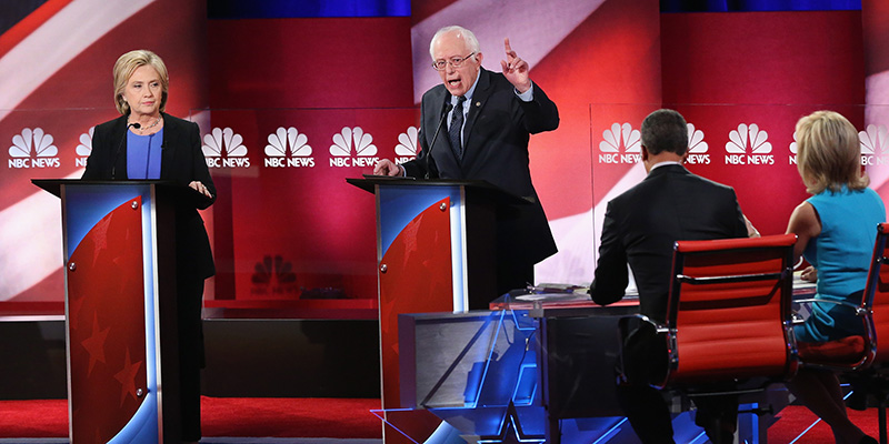 Hillary Clinton e Bernie Sanders. (Andrew Burton/Getty Images)