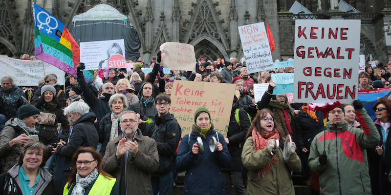 Una manifestazione anti razzismo e sessismo vicino alla Cattedrale di Colonia (Oliver Berg/picture-alliance/dpa/AP Images)