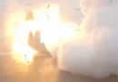 L'esplosione del razzo di SpaceX mentre atterra su una barca nell'oceano - video