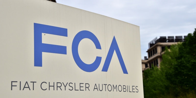L'insegna di Fiat Chrysler Automobiles (FCA) davanti alla sede nella ex fabbrica del Lingotto di Torino. (GIUSEPPE CACACE/AFP/Getty Images)