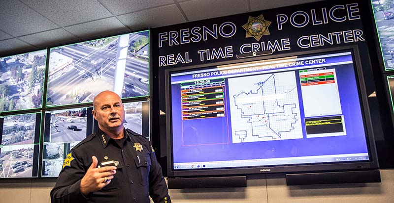Jerry Dyer, capo della polizia di Fresno, nella centrale di analisi dati del Dipartimento (Nick Otto/The Washington Post)
