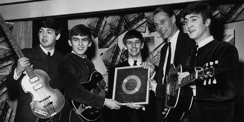 Paul McCartney, George Harrison, Ringo Starr, George Martin e John Lennon, nel 1963 (Chris Ware/Keystone/Getty Images)
