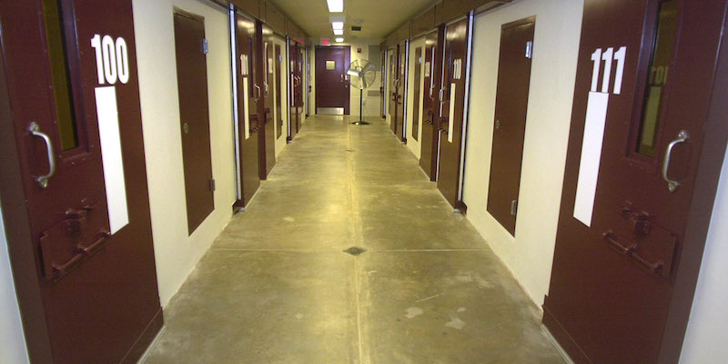 Dentro il carcere di Guantanamo. La foto è stata scattata nel giugno del 2004. (AP Photo/Andres Leighton)