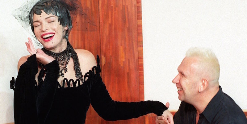 Lo stilista Jean-Paul Gaultier fa il baciamano alla modella Milla Jovovich dopo la sfilata della collezione haute couture inverno 2000-2001, Parigi, 8 luglio 2000. 
(AP Photo/Francois Mori)