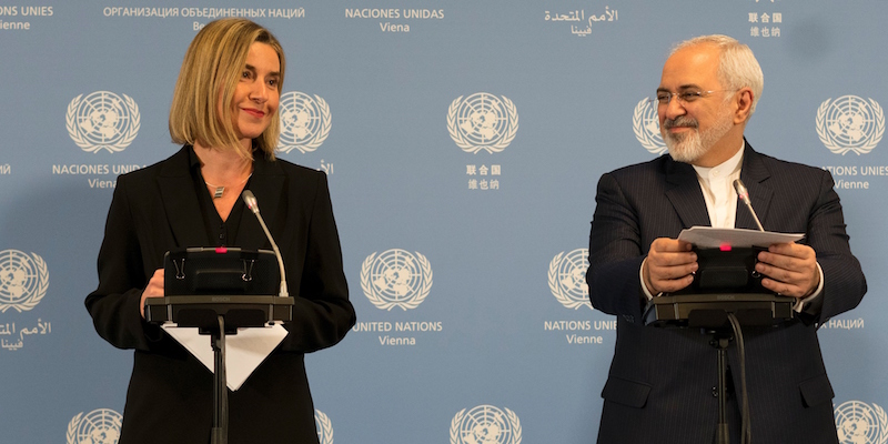 Mohammad Javad Zarif e Federica Mogherini durante la conferenza stampa a Vienna (JOE KLAMAR/AFP/Getty Images)