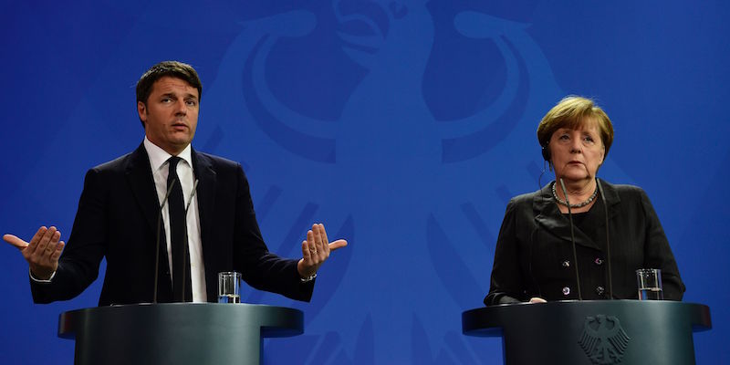 Matteo Renzi e Angela Merkel a Berlino (JOHN MACDOUGALL/AFP/Getty Images)