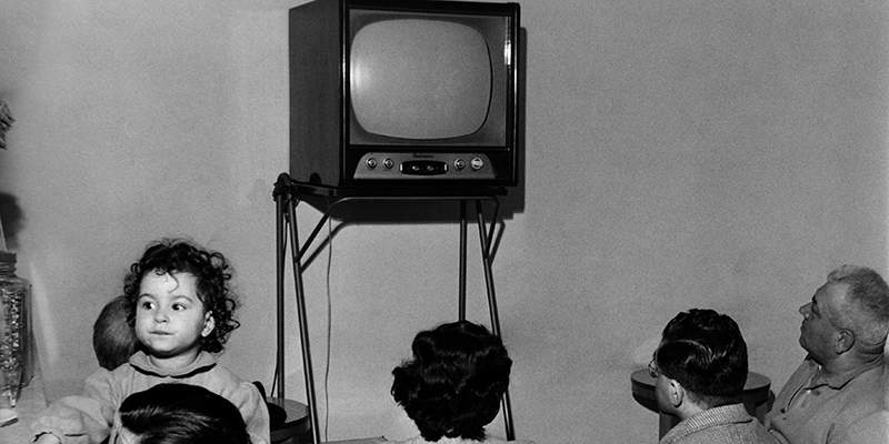 Persone che guardano la TV, anni Cinquanta (©LaPresse
Archivio storico)