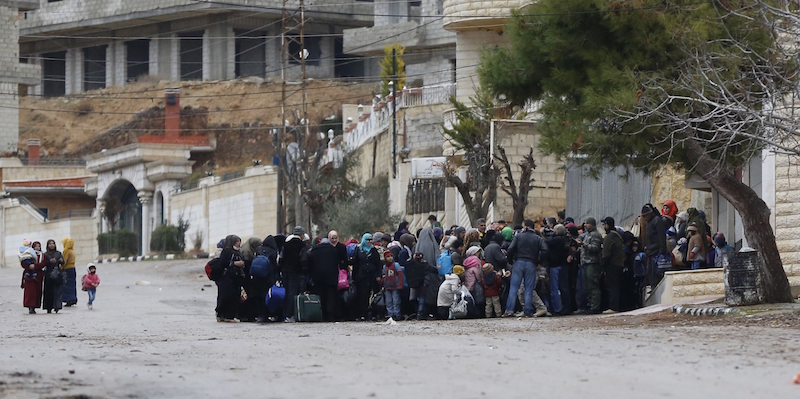Siriani in attesa degli aiuti umanitari a Madaya. (AP Photo)