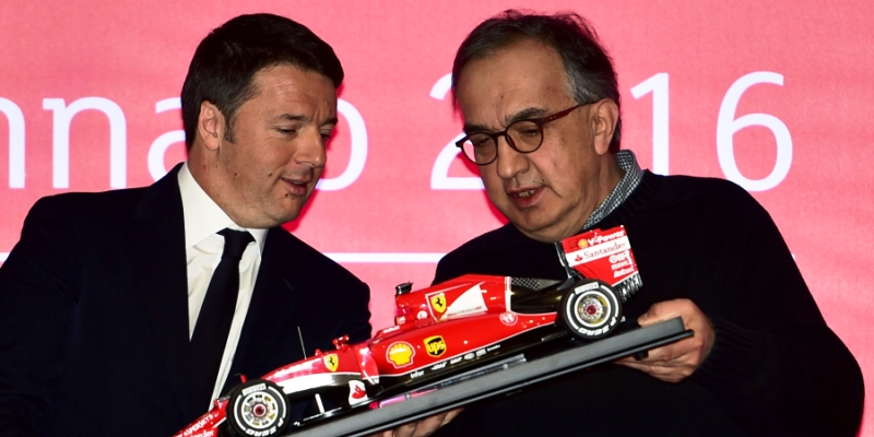 Il CEO di FCA Sergio Marchionne e il Presidente del Consiglio Matteo Renzi alla cerimonia per la quotazione di Ferrari alla Borsa di Milano, lo scorso 4 gennaio. (GIUSEPPE CACACE/AFP/Getty Images)