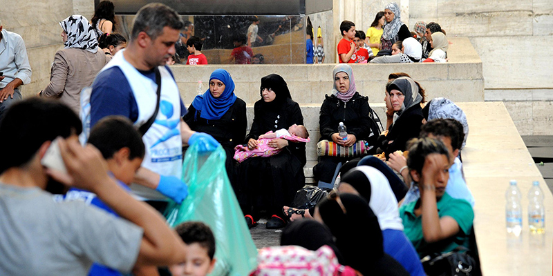 Migranti alla stazione ferroviaria di Milano Centrale nel giugno del 2015 (ANSA)