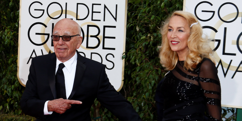 Rupert Murdoch e Jerry Hall arrivano ai Golden Globes, Beverly Hills, 10 gennaio 2016 (Hubert Boesl/picture-alliance/dpa/AP Images)