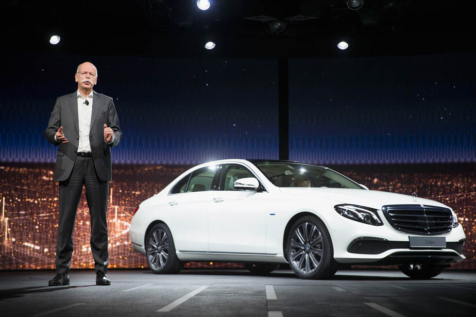 Dieter Zetsche, CEO di Daimler AG, presenta la nuova Mercedes-Benz Classe E. (Photo by Scott Olson/Getty Images)