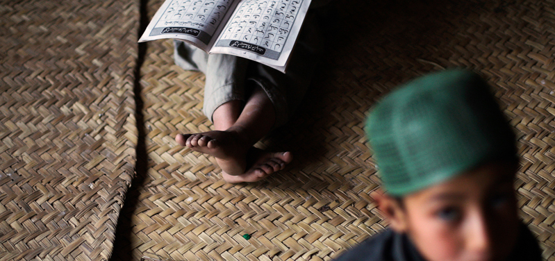 Due ragazzi leggono il Corano a Rawalpindi, Pakistan. (AP Photo/Muhammed Muheisen)