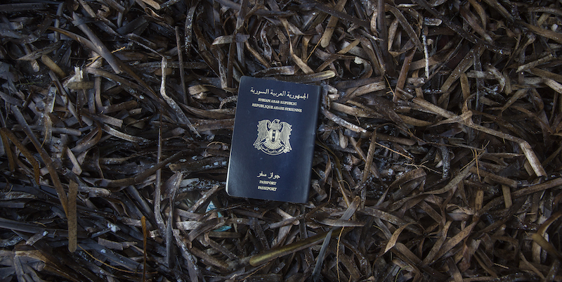 Un passaporto siriano trovato a Lesbo, in Grecia (AP Photo/Santi Palacios)