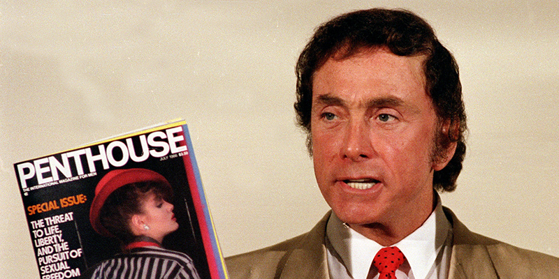 Bob Guccione mostra una copia della rivista Penthouse, in una foto del 1986 (AP Photo/Richard Drew, file)