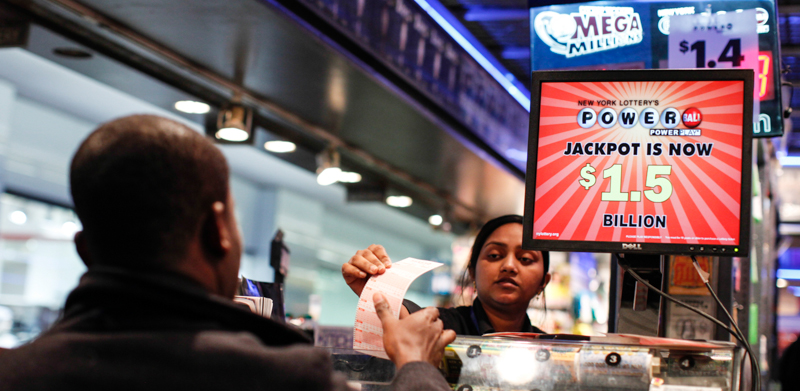 Un uomo compra un biglietto della lotteria Powerball a New York. (KENA BETANCUR/AFP/Getty Images)
