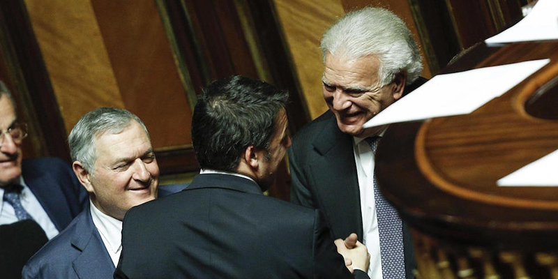 Il presidente del Consiglio, Matteo Renzi, visto di spalle mentre saluta il senatore Denis Verdini di Alleanza Liberalpopolare-Autonomie (ANSA/ GIUSEPPE LAMI)