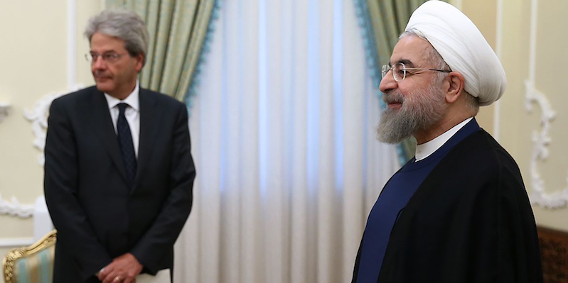 Il presidente iraniano Hassan Rouhani e il ministro degli Esteri italiano Paolo Gentiloni a Teheran, Iran (Iranian Presidency Office via AP)