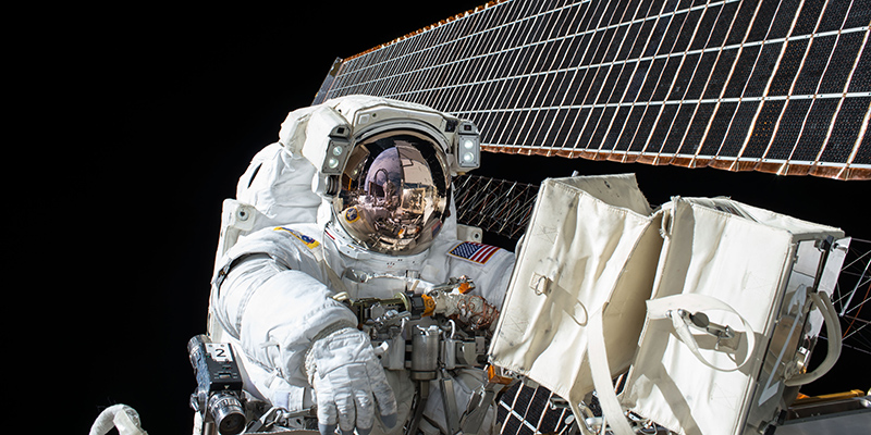 Scott Kelly durante un'attività extraveicolare all'esterno della Stazione Spaziale Internazionale (NASA.gov)