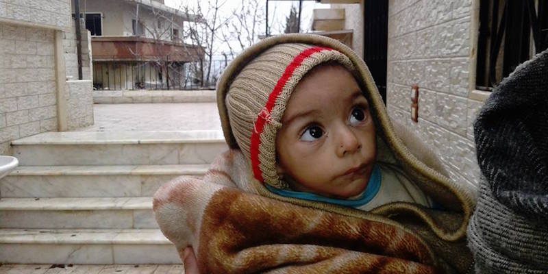 Un bambino di Madaya aiutato dagli attivisti (Madaya)