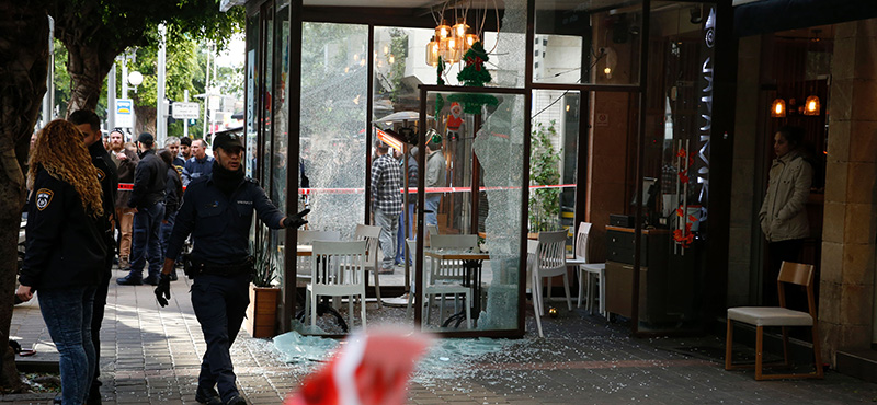 Poliziotti israeliani sul luogo della sparatoria. (JACK GUEZ/AFP/Getty Images)