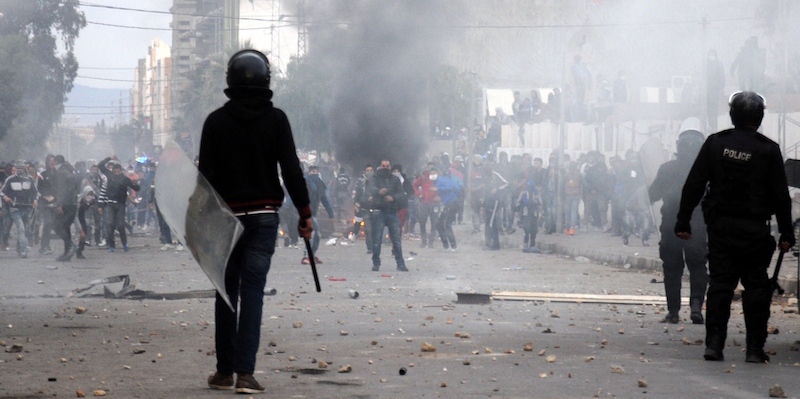 Scontri tra polizia e manifestanti a Kasserine, Tunisia (MOHAMED KHALIL/AFP/Getty Images)
