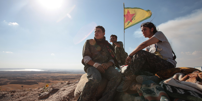 Combattenti curdi siriani a un checkpoint nella periferia di Kobane, in Siria. (Ahmet Sik/Getty Images)
