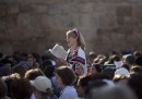 Una donna che indossa uno scialle da preghiera al Muro del pianto