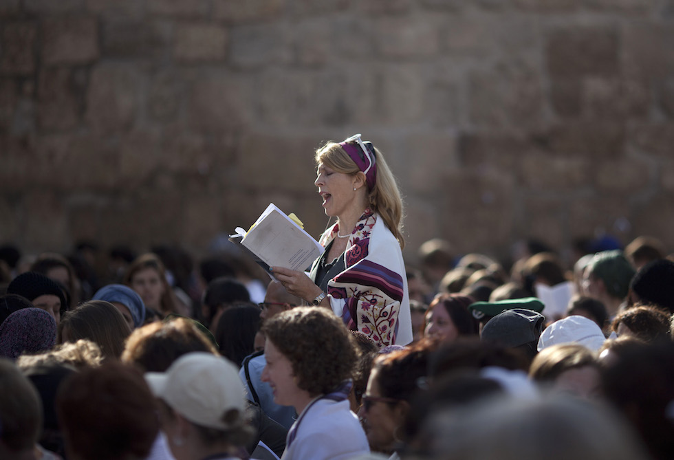 Una donna che indossa uno scialle da preghiera al Muro del pianto