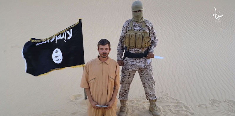 Un miliziano dell'ISIS in un video in cui minaccia di decapitare il cittadino croato Tomislav Salopek, nell'agosto 2015. Video successivi confermarono l'avvenuta decapitazione.