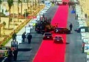 La foto dell'enorme tappeto rosso steso al Cairo per il convoglio di auto del presidente al-Sisi