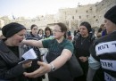 Una delle Donne del muro prova ad abbracciare un'ebrea ultra-ortodossa