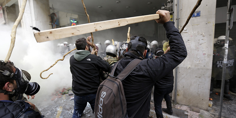 La protesta degli agricoltori ad Atene, 12 febbraio 2016 (AP Photo/Thanassis Stavrakis)