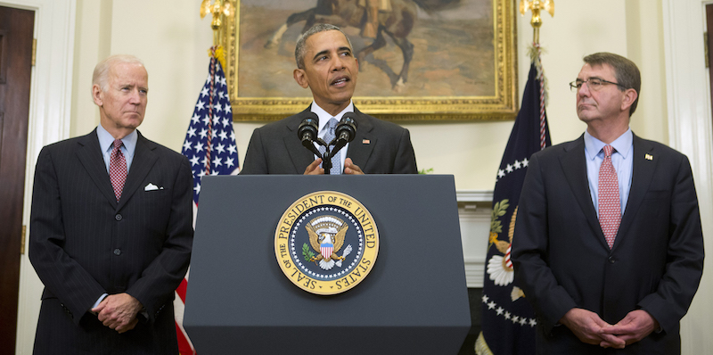 Il presidente degli Stati Uniti Barack Obama, con a sinistra il vice presidente Joe Biden e a destra il segretario della difesa Ash Carter. 
(AP Photo/Pablo Martinez Monsivais)