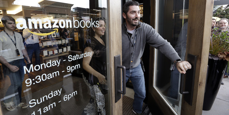 Il momento dell'apertura al pubblico di Amazon Books, la sola libreria fisica di Amazon che si trova a Seattle, 3 novembre 2015. 
(AP Photo/Elaine Thompson)