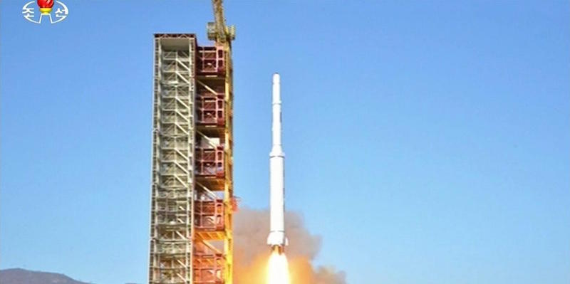 Il momento del lancio del razzo, in una foto resa disponibile dall'agenzia stampa di stato nordocoreana (EPA/KCTV)