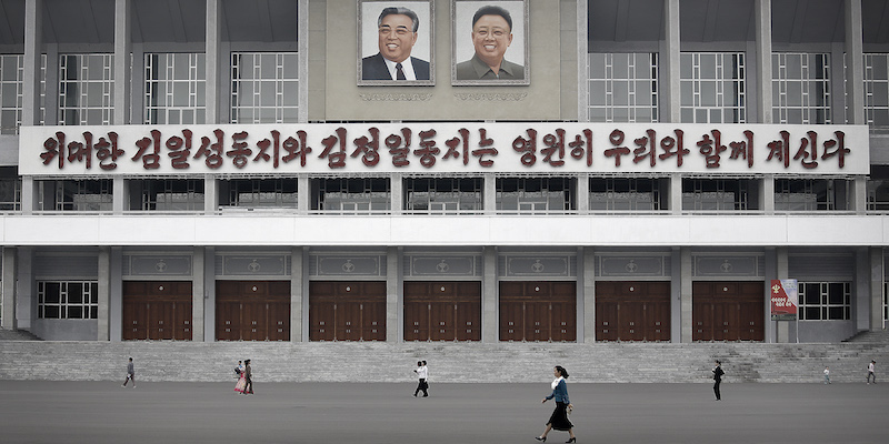 Un edificio con i ritratti dei precedenti dittatori nordcoreani Kim Il Sung e Kim Jong Il nella capitale Pyongyang, ottobre 2015. 
(AP Photo/Wong Maye-E)