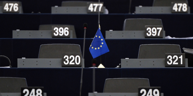 La bandiera dell'Unione Europea tra i seggi del Parlamento europeo a Strasburgo, in Francia, gennaio 2016. 
(FREDERICK FLORIN/AFP/Getty Images)