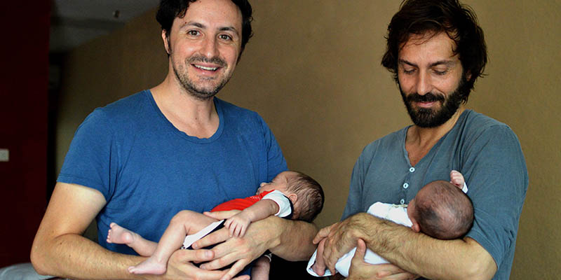 Jose Antonio Fernandez e Luis Delgado con i loro due bambini (ELIZABETH RUIZ/AFP/Getty Images)