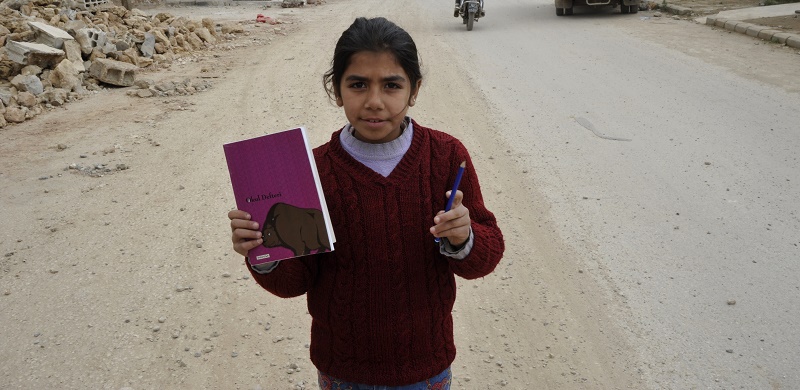 Il primo giorno di scuola di una bambina siriana a Kobane, nel curdistan iracheno, marzo 2015. 
(Michalis Karagiannis/AFP/Getty Images)