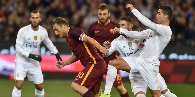 Francesco Totti circondato da giocatori del Real Madrid (PAUL CROCK/AFP/Getty Images)