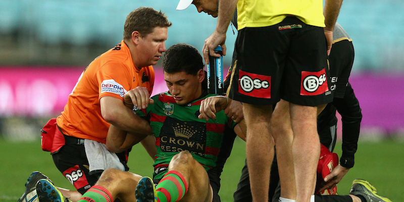 L'australiano Kyle Turner dei Rabbitohs assistito dopo aver ricevuto un colpo alla testa (Cameron Spencer/Getty Images)