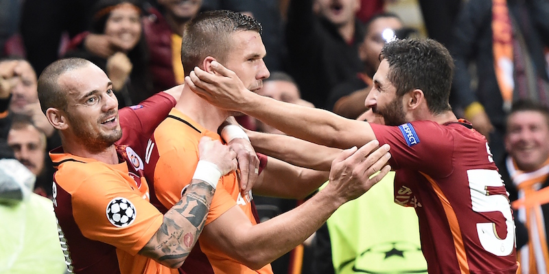Lukas Podolski e Wesley Sneijder (OZAN KOSE,OZAN KOSE/AFP/Getty Images)