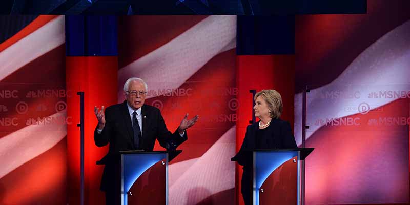 Hillary Clinton e Bernie Sanders. (JEWEL SAMAD/AFP/Getty Images)