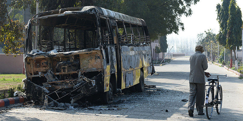 Un autobus incendiato durante le proteste della casta dei jat, Rohtak, 21 febbraio 2016 (SAJJAD HUSSAIN/AFP/Getty Images)