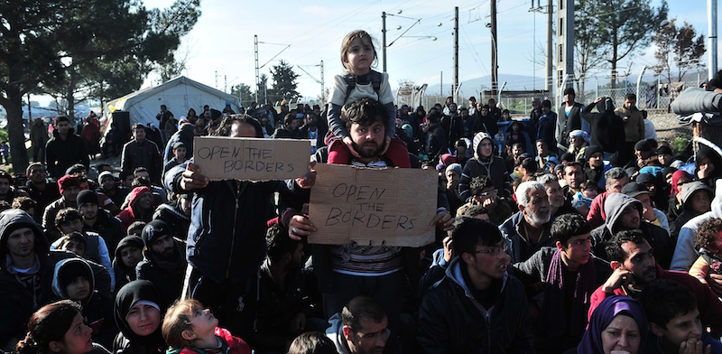 Una manifestazione al campo profughi di Idomeni, al confine tra Grecia e Macedonia (SAKIS MITROLIDIS/AFP/Getty Images)