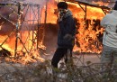 Gli scontri durante lo sgombero del campo per migranti di Calais
